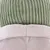 Gros plan sur deux tissus : partie supérieure en tissu côtelé vert, partie inférieure en tissu peluche beige. Les matériaux sont visibles mais le produit exact n’est pas identifiable.