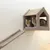 Katzenhaus aus weichem Stoff mit Rampe, zwei Katzen sitzen im Inneren. Geeignet als Rückzugsort oder Spielplatz für Katzen.