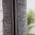 Gros plan sur une fermeture éclair noire sur tissu gris texturé, montrant le détail du matériau et de la couture.