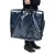 Nomad Tales Tragetasche mit transparentem Schutz, dunkelblau. Person hält die Tasche am Griff.