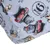 Détail de tissu avec motifs de trains, voitures rouges et texte 'PLATFORM 9 3/4'. Matière textile visible, impression multicolore.