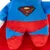 Plišana igračka u Superman dizajnu s plavim gornjim dijelom, crvenim donjim dijelom i žutim Superman logom na prsima.