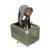 Caja de transporte verde con ventanas de malla, perro colocado dentro. Adecuada para el transporte seguro de mascotas.