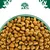 Croquettes marron dans une gamelle verte, logo avec arbre, chat et chien visible en haut de l’image. Aucun nom de marque ou texte supplémentaire n’apparaît.