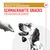 Schmackhafte Snacks kompatibel mit Urinary S/O Diätnahrungen. Für maximalen Genuss. Hund schaut auf Hand, die einen Snack hält.