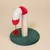 Kratzspielzeug mit rotem und weissem Plüschbogen, Sisal-Kratzstange und grünem Teppichboden. Hängender roter Ball als Spielaccessoire.
