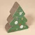 Kratzbaum in Form eines Weihnachtsbaums aus Pappe mit grünem Design, dekoriert mit Kugeln, Sternen und Zuckerstange.