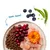 Teller mit Trockenfutter, rohem Fleisch, Cranberrys, Blüten, daneben Blaubeeren und Erbsenschote. Schriftzug: nom nom! Teller mit Trockenfutter, rohem Fleisch, Cranberrys, Blüten, daneben Blaubeeren und Erbsenschote. Schriftzug: nom nom!
