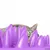 Gato gris detrás de un juguete de alimentación morado con protuberancias puntiagudas, apto para comer despacio.