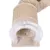 Kattentunnel van beige pluche met sisal oppervlak en witte boogborstel aan de ingang, zichtbaar zachte stof en borstelharen.