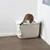 Caja de arena para gatos con tapa blanca y pala integrada, gato usando la caja de arena.