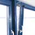 Fensterschutzgitter aus Metall, montiert zwischen gekipptem Fenster und Rahmen, verhindert das Entweichen von Haustieren.