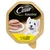 Cesar Klassiker Nassfutter für Hunde, mit zartem Huhn und Truthahn, Abbildung von Futterstücken und einem weißen Hund auf der Verpackung.