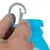 Hand zeigt grauen Haken, der an einer blauen Flasche befestigt wird. Demonstration der Befestigungsmethode.