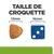 Taille de croquette : croquette triangulaire 13 mm à côté d’un dé bleu 16 mm pour comparaison visuelle des dimensions.