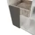 Panier carré beige en tissu doux posé sur une étagère blanche, avec un panneau à griffer gris en sisal fixé sur le côté de l’étagère.
