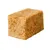 Een rechthoekig blok van geperst natuurmateriaal, beige kleur, geschikt als kauwproduct of snack voor huisdieren.