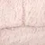 Gros plan sur une surface en tissu peluche beige, texture douce et épaisse visible. Aucun autre élément ou texte n’apparaît.