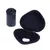 Rouleau de sacs noirs en plastique et pochette noire ouverte avec fermeture éclair, trou rond visible sur la pochette. Aucun texte ou marque visible.