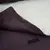 Nahaufnahme einer braunen Decke mit Klettverschluss und weisser, flauschiger Innenseite.