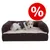 Cama rectangular marrón para perro con base acolchada beige, perro tumbado encima. Símbolo de porcentaje en círculo rojo indica oferta o descuento.
