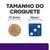 Tamanho do croquete: diâmetro de 13,5 mm ao lado de um dado azul com 16 mm para comparação visual.