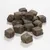 Morceaux cubiques de friandises brunes pour animaux, sans emballage ni marque visible, posés sur une surface blanche.