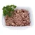 Ciotola con cibo umido composto da pezzi di carne e guarnito con prezzemolo fresco.