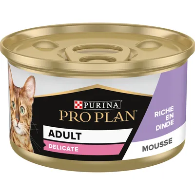 Boîte de mousse pour chat Purina Pro Plan Adult Delicate, riche en dinde, avec photo de chat et texte visible : MOUSSE, RICHE EN DINDE.
