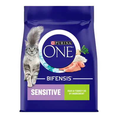 Product labelled as sensitive, rich in turkey as number one ingredient, with visible pieces of turkey and herbs beside the product name.