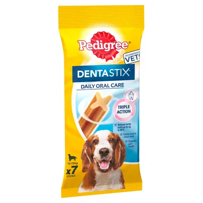 Pedigree Dentastix Daily Oral Care, 7 tyčiniek pre psy 10–25 kg. Text: Triple Action. Viditeľný pes na obale. Anglický text o redukcii zubného kameňa a podpore zdravia ďasien.