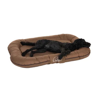 Braunes Hundebett mit gepolstertem Rand, darauf liegt ein schwarzer Hund ausgestreckt. Logo eines schlafenden Hundes auf der Vorderseite sichtbar.