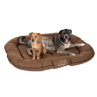 Braunes Hundebett mit zwei Hunden darauf, kleiner Hund sitzend und grosser Hund liegend. Bett mit gesticktem Hunde-Logo an der Seite.