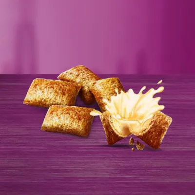 Knusprige Kissen mit cremiger Füllung, dargestellt auf violettem Hintergrund.