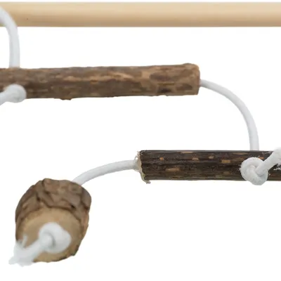 Jucărie din lemn și sfoară cu mai multe bucăți mici de lemn, unite prin șnururi albe.