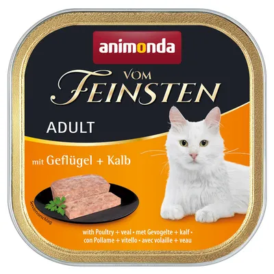 Animonda Vom Feinsten Adult корм для кошек с птицей и телятиной, сервировочный вариант с кусочками мяса на черной тарелке.