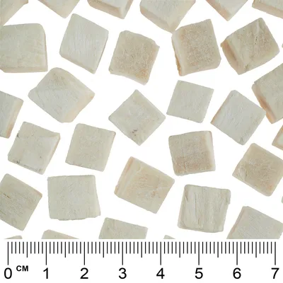 Weisse, quadratische Stücke eines Produkts mit Massstab in Zentimetern von 0 bis 7 cm zur Grössenbestimmung.