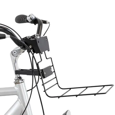 Portapacchi anteriore in metallo nero montato sul manubrio di una bicicletta argentata, struttura a griglia visibile senza accessori o oggetti aggiuntivi.