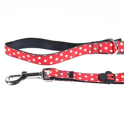 Rött hundkoppel med vita prickar, svart baksida och metallkarbinhake. Design med Minnie-Mouse-logotyp och D-ring för tillbehör.