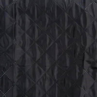 Schwarzer, gestepptes Material mit Rautenmuster, geeignet für Tierzubehör oder Polsterungen.