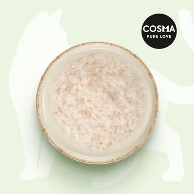 Cosma Pure Love. Tál világos, húsos darabokkal nedves állagban zöld háttéren.