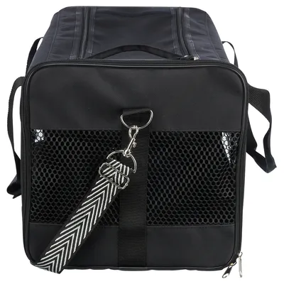 Sac de transport noir en tissu avec grille d’aération sur le devant, poignée supérieure et bandoulière amovible à motif chevron noir et blanc, fermetures éclair visibles.