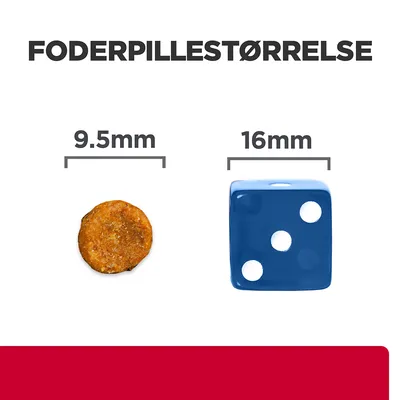 Foderpillestørrelse: foderpille 9,5 mm ved siden af blå terning 16 mm. Sammenligning af størrelser for bedre overblik ved køb.