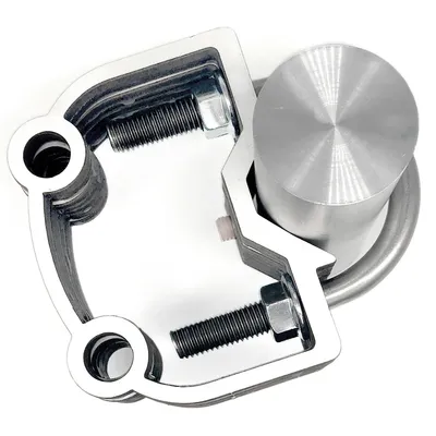 Componente metallica con due viti, un elemento cilindrico e un tubo curvo in acciaio inox.