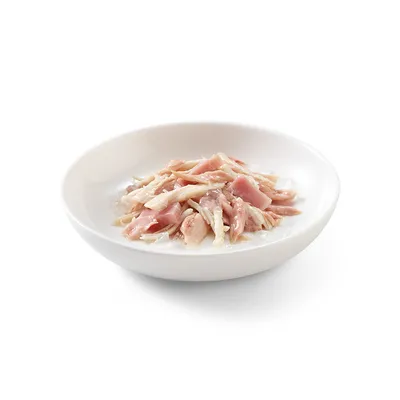 Skål med möra, rosa och vita köttbitar i en lätt sås.