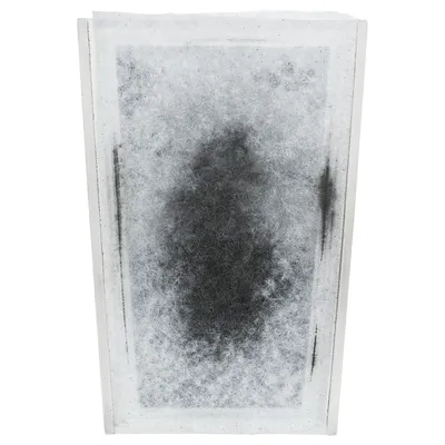 Filtro rectangular de repuesto con capa exterior blanca y centro oscuro, material tipo fibra visible. No se muestra marca ni texto.