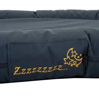 Dunkelgraues Kissen mit gelbem Mond- und Sternmotiv sowie Schriftzug 'Zzzzzz...'.