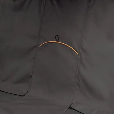 Musta auton istuinsuoja oranssilla koristeompeleella ja kiinnityssilmukalla. Suojaa auton istuimet lialta ja eläinten karvoilta.