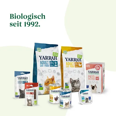 Ассортимент кормов для кошек Yarrah: сухой и влажный корм, паучи, консервы, упаковка 8× паштет. Видны надписи BIO, Adult Cat Food, Grain Free, изображения кошек.