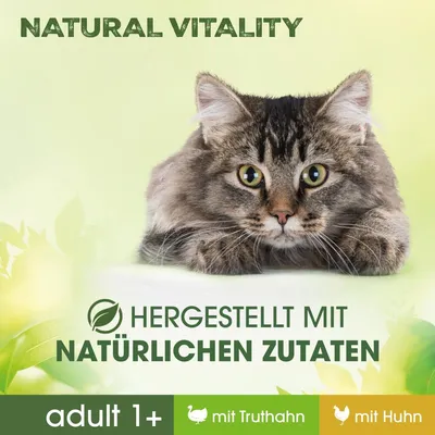 NATURAL VITALITY, HERGESTELLT MIT NATÜRLICHEN ZUTATEN, adult 1+, mit Truthahn, mit Huhn. Texte en allemand et anglais sur fond vert avec photo d’un chat.